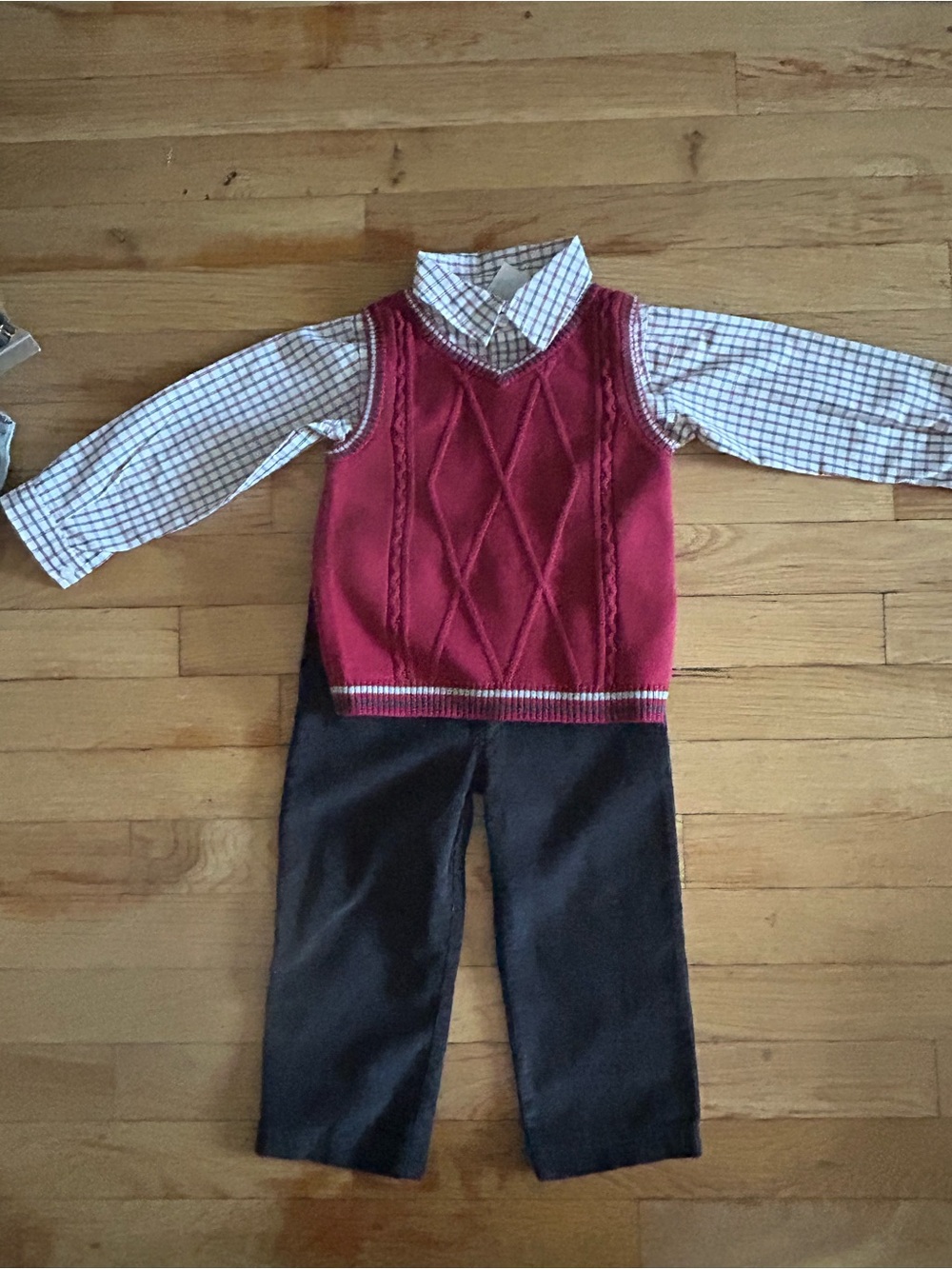 FAO Schwartz boys 3 piece holiday outfit. Pet/smoke free home. Open to offers